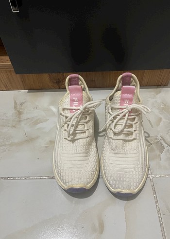 Beyaz Bağcıklı Stiletto Topuklu Kadın Spor Ayakkabı