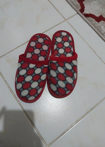 Kadın Kırmızı Puantiyeli Ev Terliği