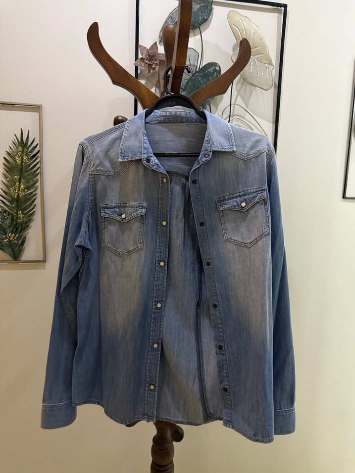 Düğmeli Mavi Batik Desenli Denim Kadın Gömlek - Görsel 3