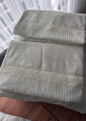 İşlemeli Beyaz Parlak Yatak Örtüsü Takımı - Görsel 5