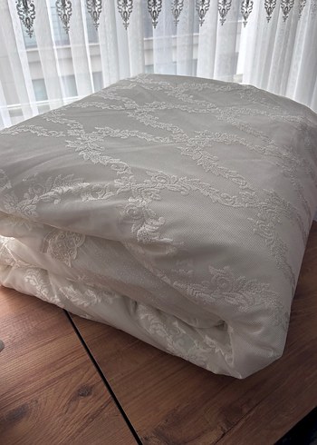 İşlemeli Beyaz Parlak Yatak Örtüsü Takımı - Görsel 4