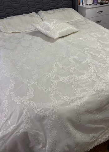 İşlemeli Beyaz Parlak Yatak Örtüsü Takımı - Görsel 2