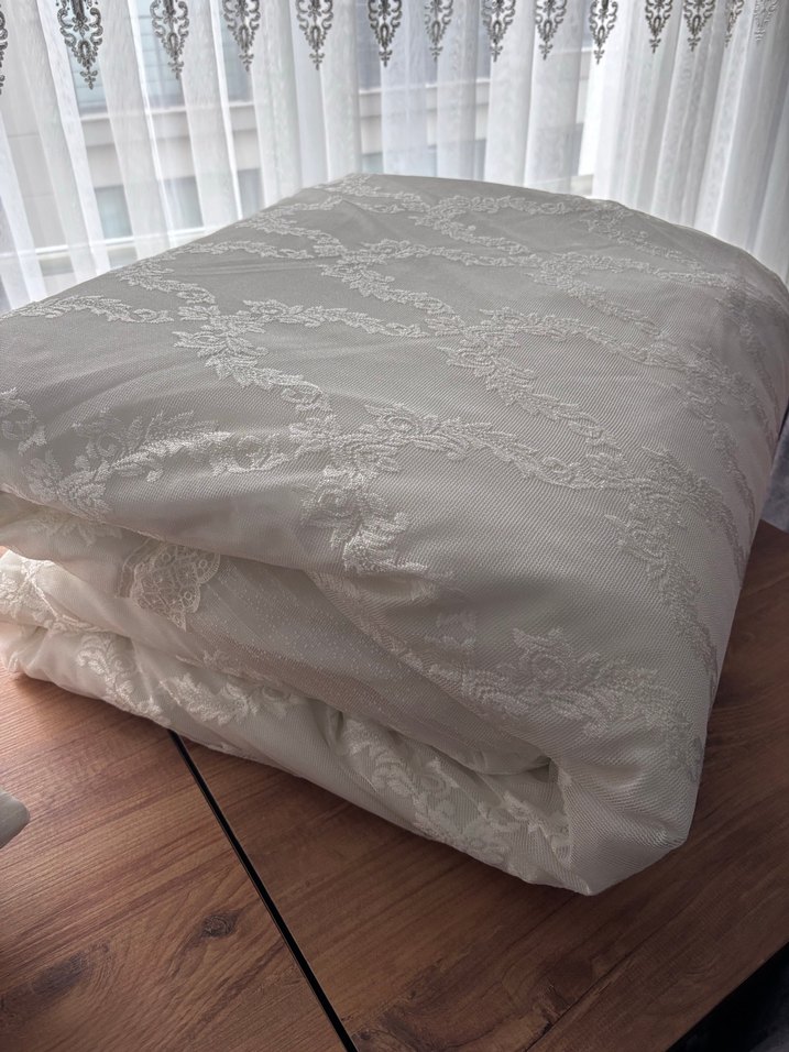 İşlemeli Beyaz Parlak Yatak Örtüsü Takımı - Görsel 4