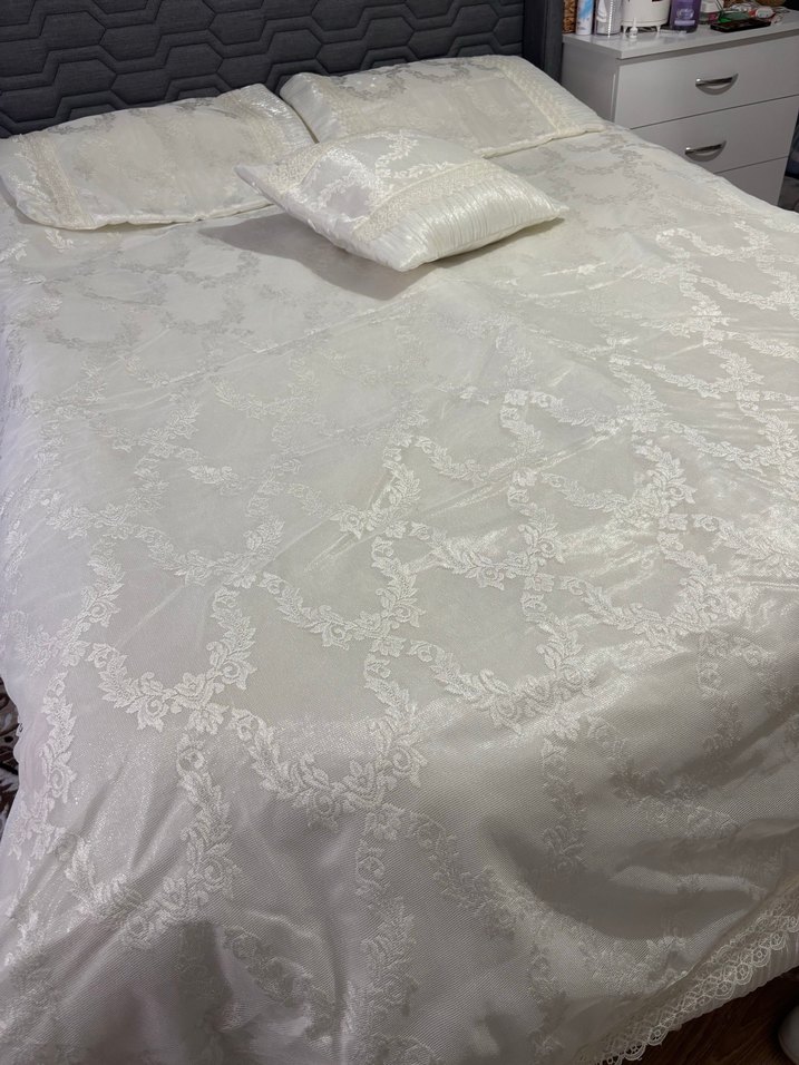 İşlemeli Beyaz Parlak Yatak Örtüsü Takımı - Görsel 2