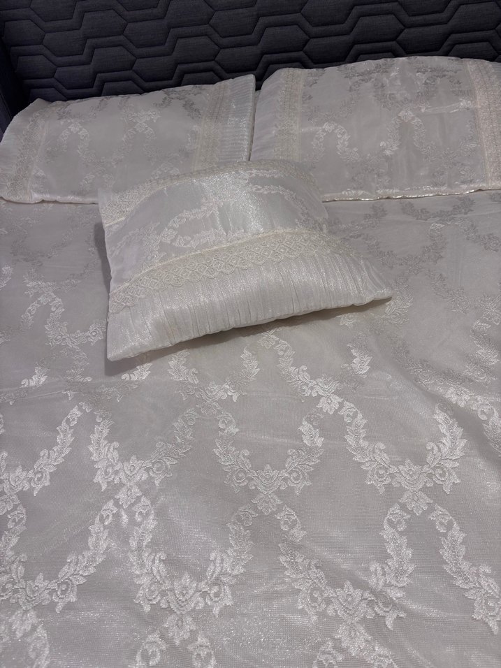 İşlemeli Beyaz Parlak Yatak Örtüsü Takımı - Görsel 3