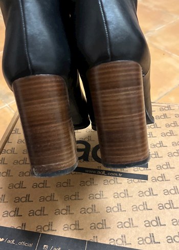 Siyah Deri Tokalı Kadın Topuklu Bot - Görsel 3