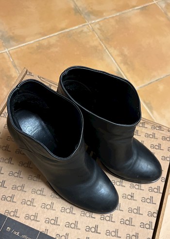 Siyah Deri Tokalı Kadın Topuklu Bot - Görsel 4