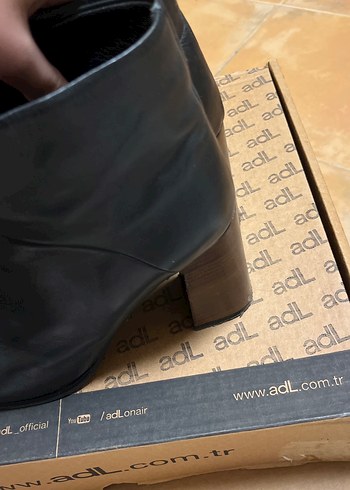 Siyah Deri Tokalı Kadın Topuklu Bot - Görsel 2