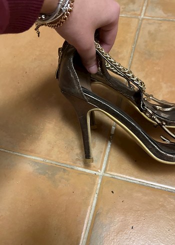 Zincir Detaylı Altın Stiletto Topuklu Ayakkabı - Görsel 2