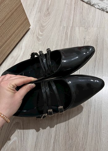 Siyah Tokalı Stiletto Düz Ayakkabı