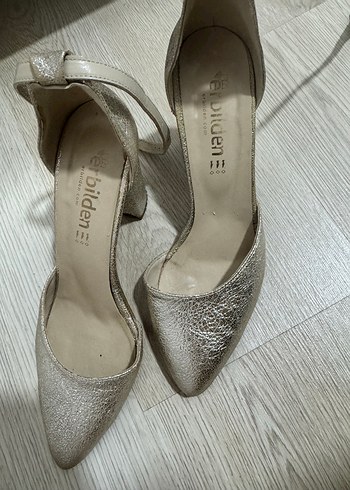 Beyaz Parlak Yılan Desenli Süet Stiletto