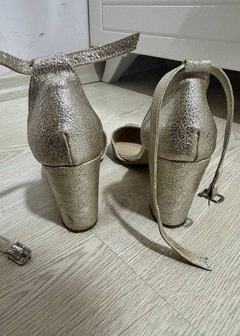 37 Beden Beyaz Parlak Yılan Desenli Süet Stiletto