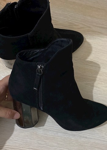 Bershka Siyah Süet Tokalı Blok Topuk Bot