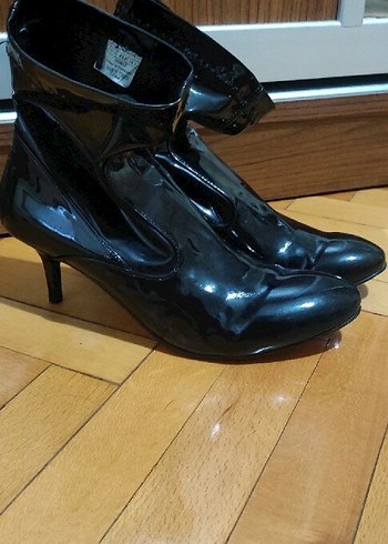 Siyah Rugan Tokalı Stiletto Topuklu Goth Bot