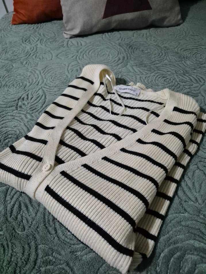 Siyah Çizgili V Yakalı Kadın Triko - Görsel 3