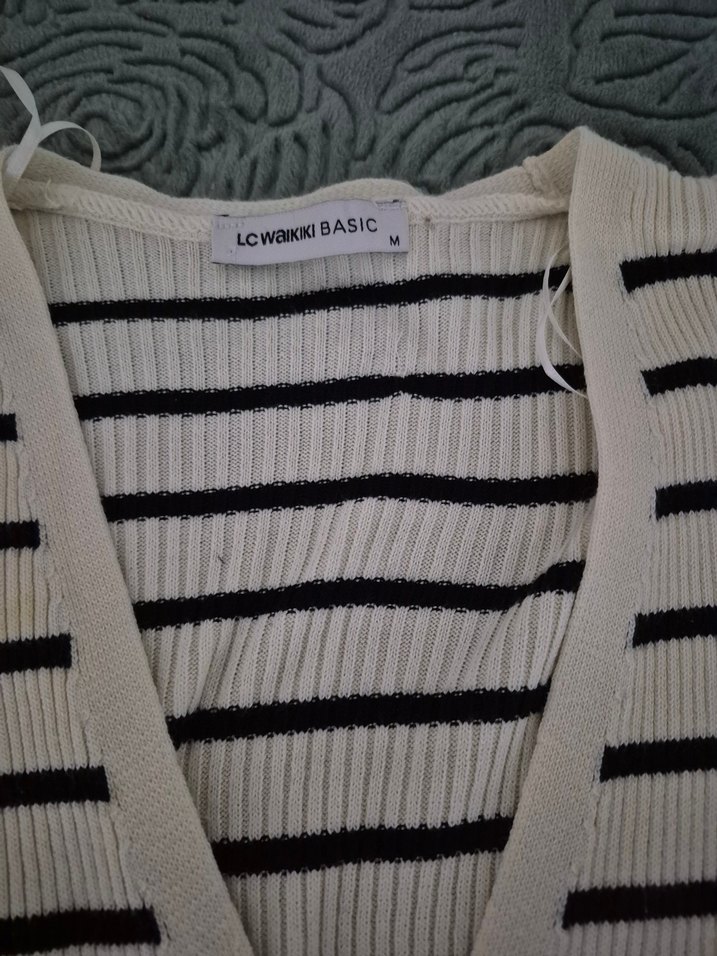 Siyah Çizgili V Yakalı Kadın Triko - Görsel 4