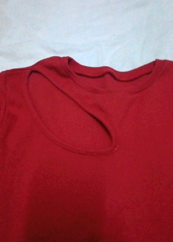 Kırmızı V Yakalı Kısa Kollu Tişörtü - Görsel 2