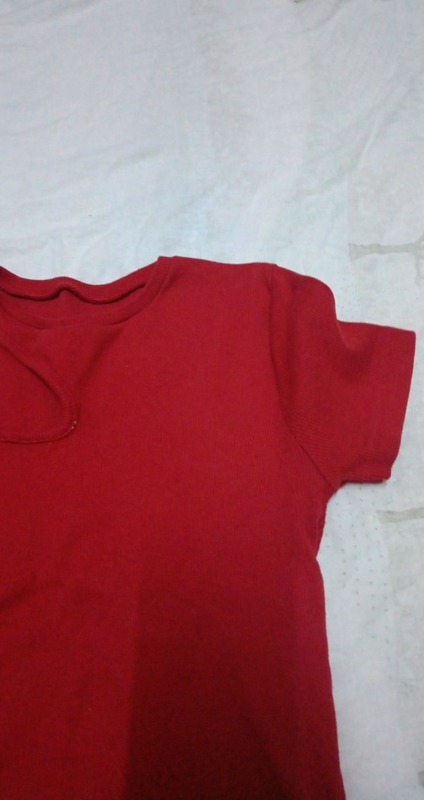 Kırmızı V Yakalı Kısa Kollu Tişörtü - Görsel 4