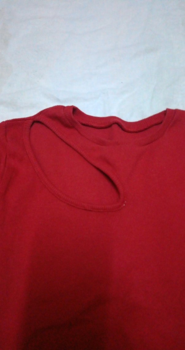 Kırmızı V Yakalı Kısa Kollu Tişörtü - Görsel 2