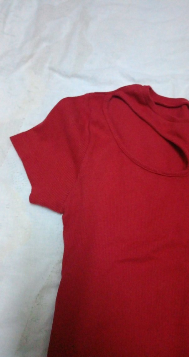 Kırmızı V Yakalı Kısa Kollu Tişörtü - Görsel 3