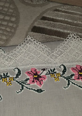 Nakışlı Beyaz Gri Masa Örtüsü - Görsel 2