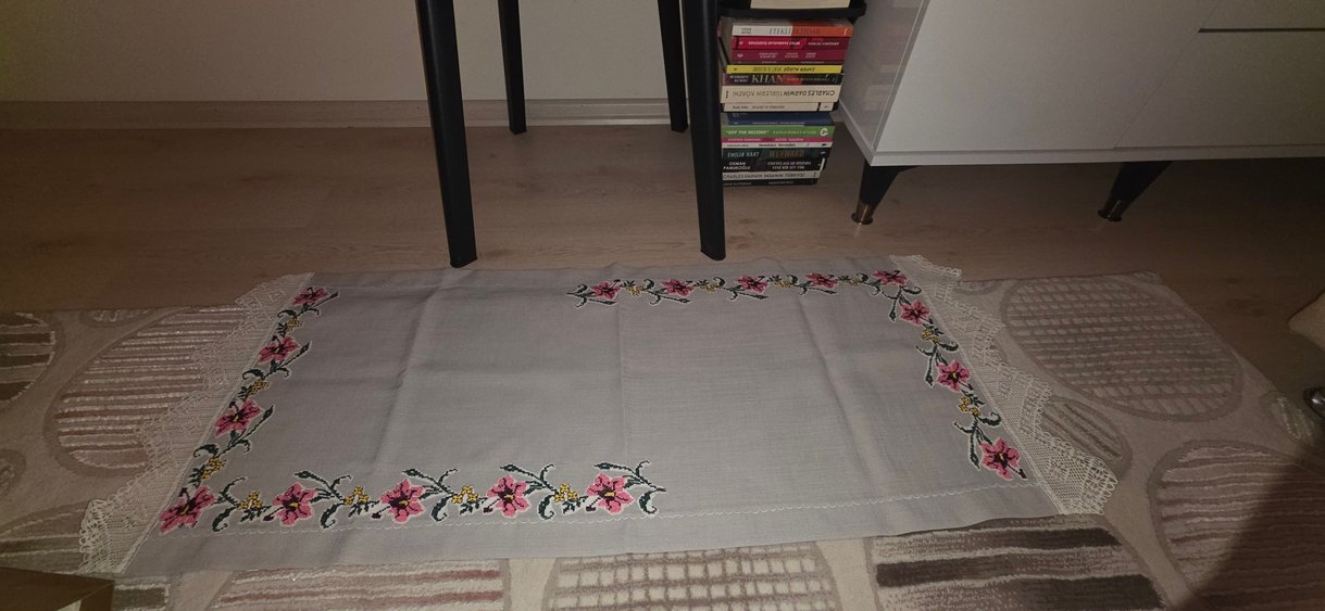 Nakışlı Beyaz Gri Masa Örtüsü - Görsel 5