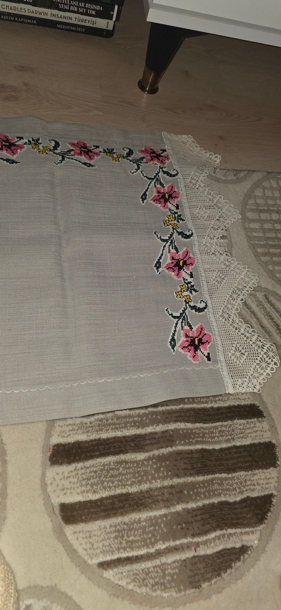 Nakışlı Beyaz Gri Masa Örtüsü - Görsel 4