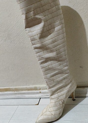 Bej Yılan Desenli İnce Topuklu Diz Boyu Çizme - Görsel 4