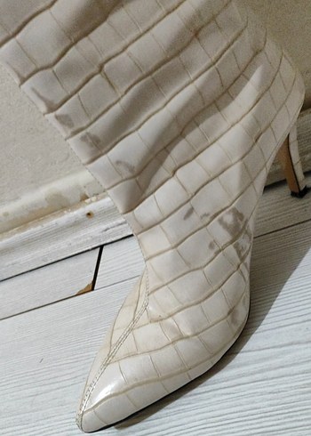 Bej Yılan Desenli İnce Topuklu Diz Boyu Çizme - Görsel 3