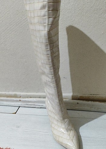 Bej Yılan Desenli İnce Topuklu Diz Boyu Çizme - Görsel 2