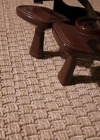 37 Beden Klasik Kahverengi Deri Stiletto. Hiç giyilmedi.