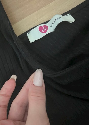 Kemer Detaylı Siyah Tek Kol Bluz - Görsel 2