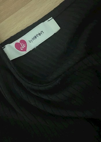 Kemer Detaylı Siyah Tek Kol Bluz - Görsel 3