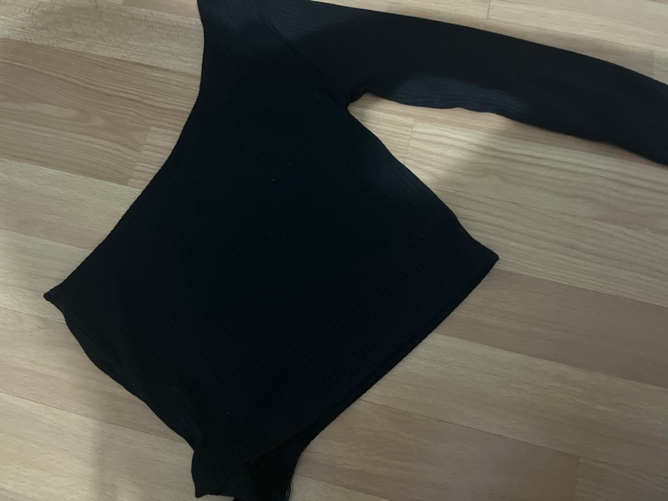 Kemer Detaylı Siyah Tek Kol Bluz - Görsel 4