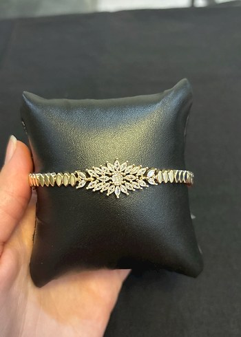 Zincir Detaylı Altın Renk Bileklik - Görsel 2