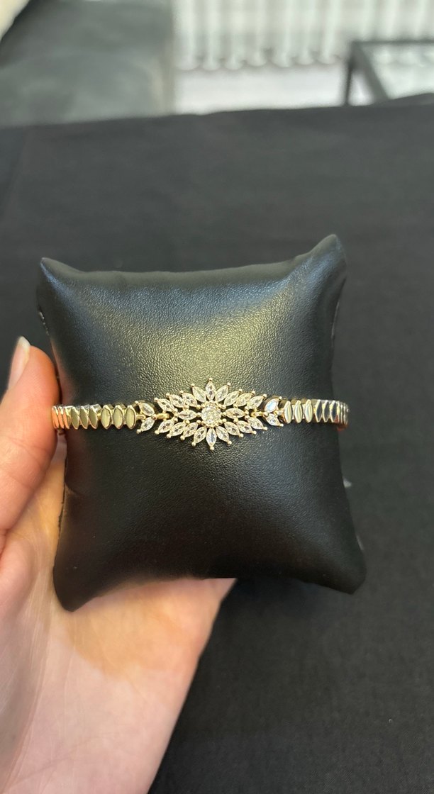 Zincir Detaylı Altın Renk Bileklik - Görsel 2