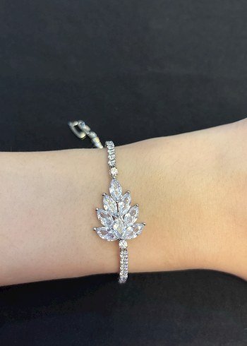 Zarif Zincir Detaylı Beyaz Kadın Bileklik - Görsel 2