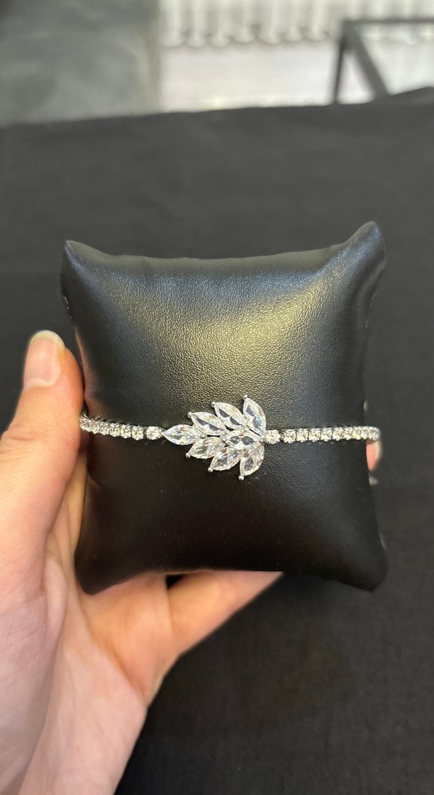 Zarif Zincir Detaylı Beyaz Kadın Bileklik - Görsel 3