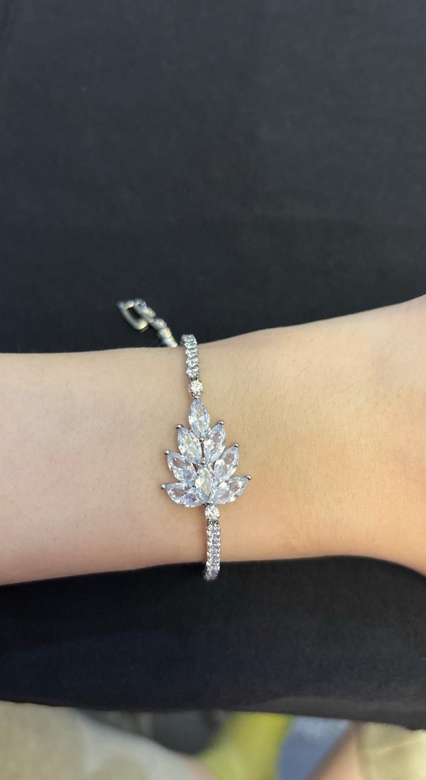 Zarif Zincir Detaylı Beyaz Kadın Bileklik - Görsel 2