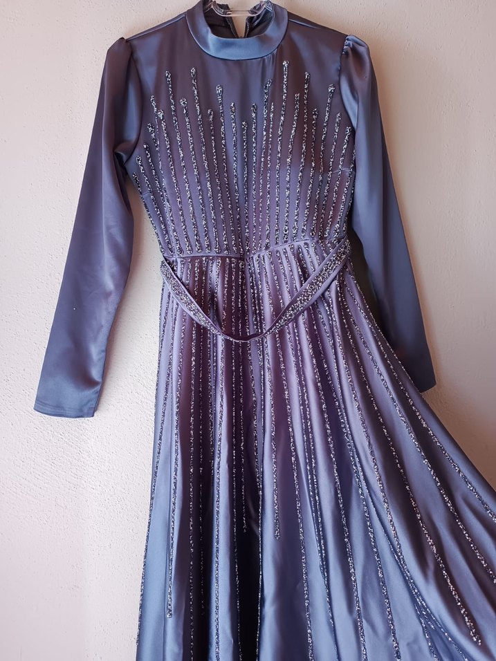 Uzun Kollu İşlemeli Mor Abiye Elbise - Görsel 4