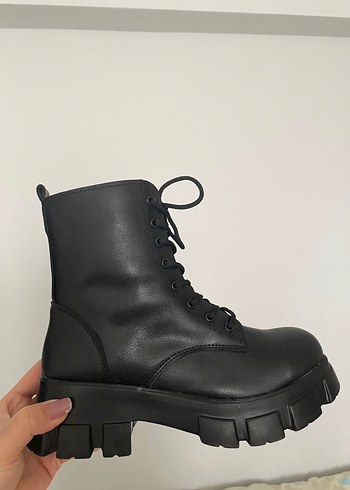Trendyol & Milla Siyah Kadın Postal