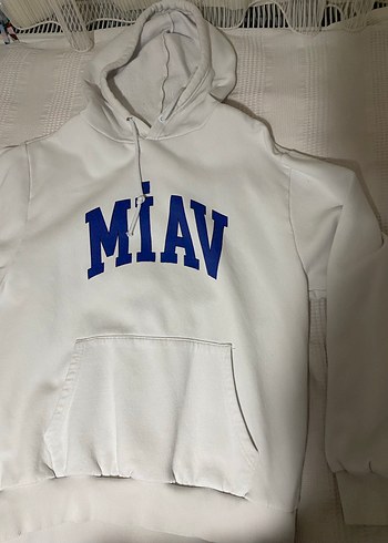 Beyaz Kapüşonlu MIAV Baskılı Sweatshirt