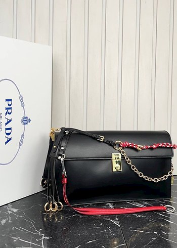 Prada çanta