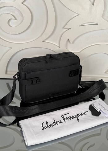 Salvatore Ferragamo Siyah Baskili Omuz Cantasi