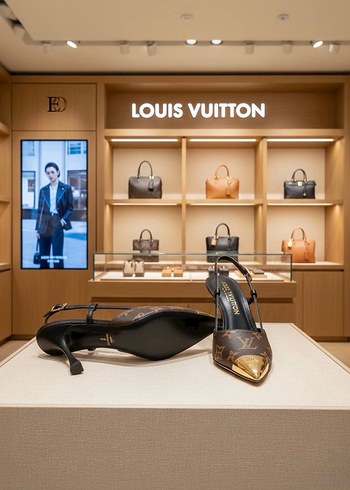 New Season 
New Collection

LOUIS VUITTON - Görsel 3
