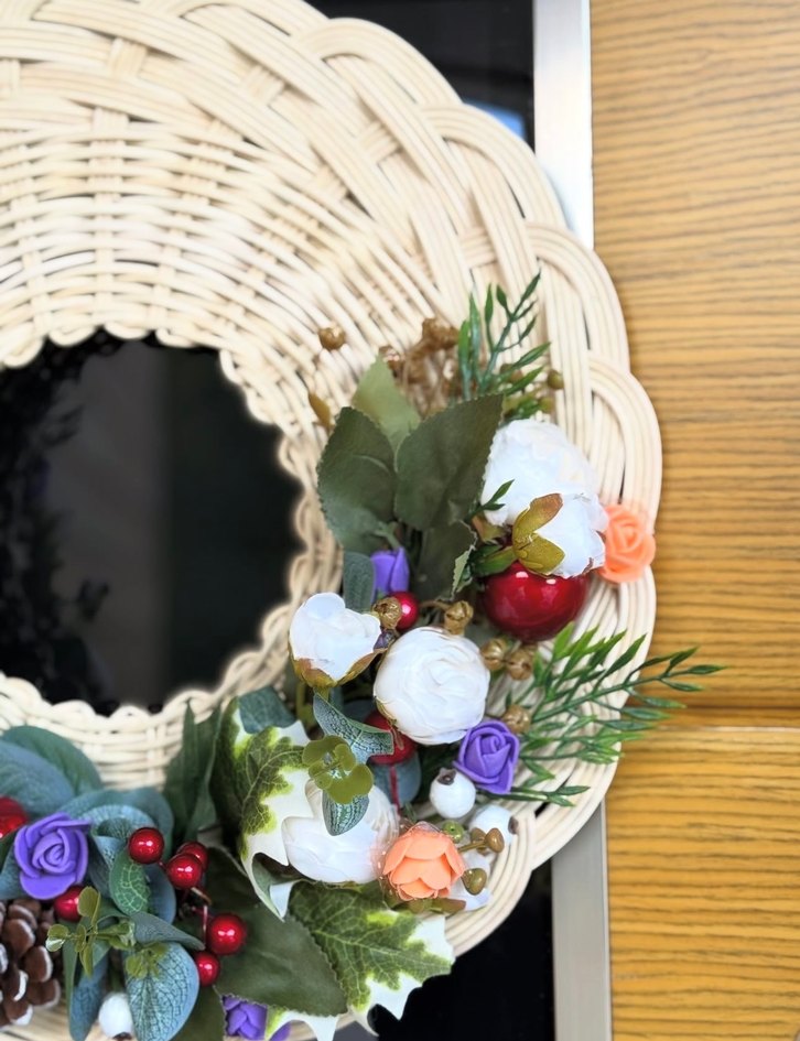 Renkli Çiçekli Beyaz Hasır Kapı Süsü - Görsel 3