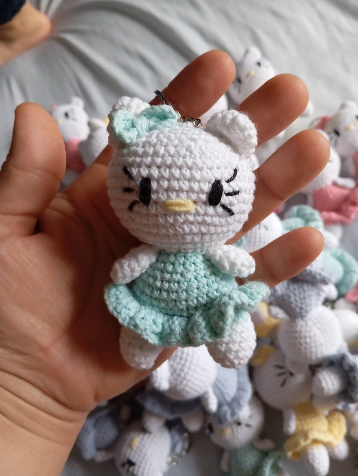 Renkli Örgü hello kitty Anahtarlık - Görsel 2