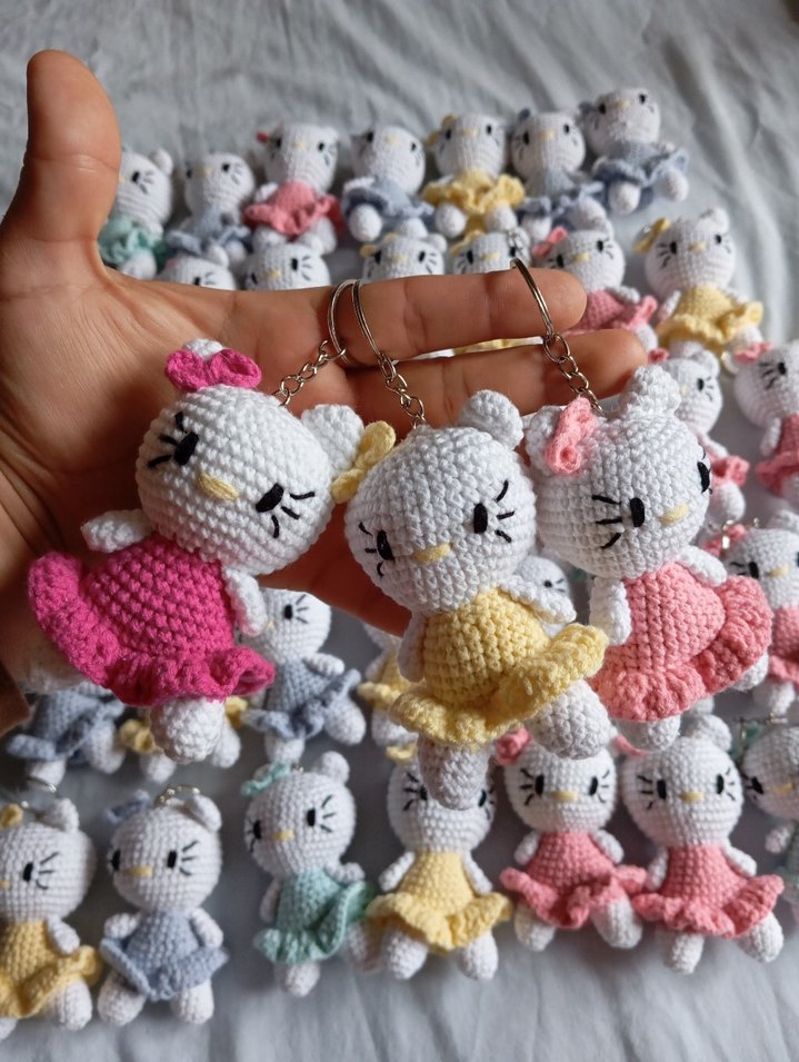 Renkli Örgü hello kitty Anahtarlık - Görsel 3