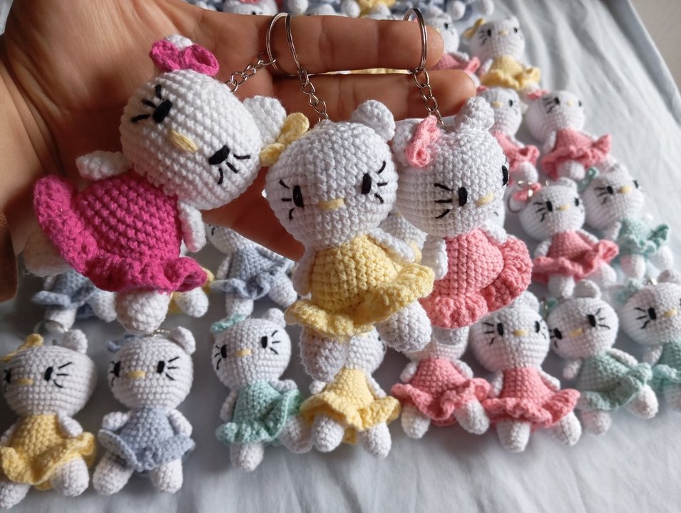 Renkli Örgü hello kitty Anahtarlık - Görsel 4