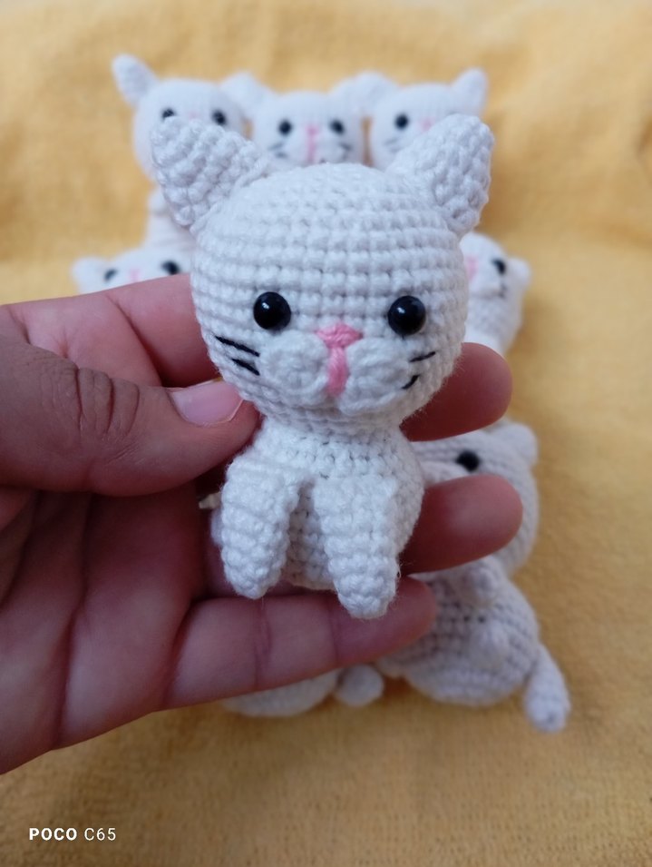 Renkli Bej El Örgüsü Peluş Kedi Oyuncak - Görsel 3